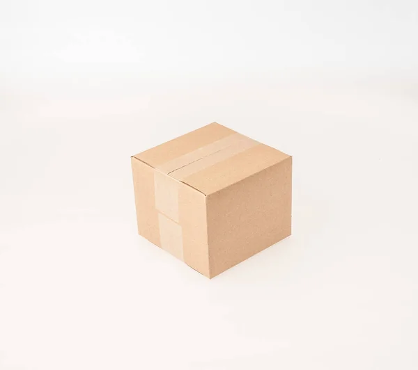 Uma Pequena Caixa Papelão Marrom Sobre Fundo Branco — Fotografia de Stock