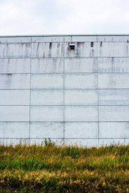 Yıpranmış ve gri depo duvarı