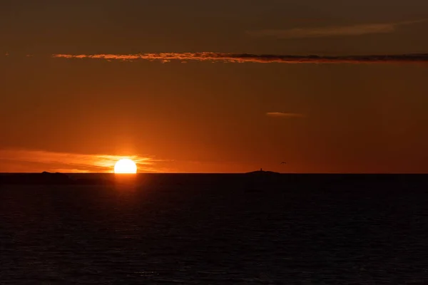 Slunce Zapadá Oceánu Ostrůvky Majákem Obzoru — Stock fotografie