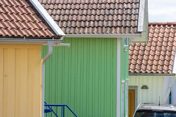 Τρία Ξύλινα Σπίτια Στη Σειρά Βαμμένα Κίτρινο Πράσινο Και Λευκό — Φωτογραφία Αρχείου