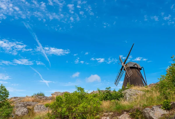 古い伝統的な木製の小麦粉の風車の広角写真 — ストック写真