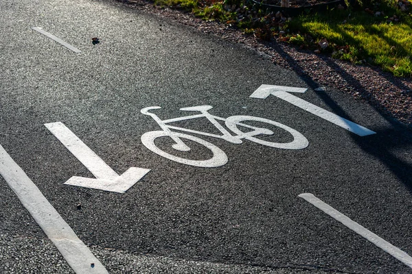 沥青路面上的油漆标志标志着一条双向自行车道 — 图库照片