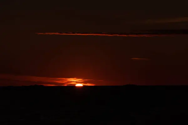 Solnedgången Havet Med Små Öar Och Fyr Horisonten — Stockfoto