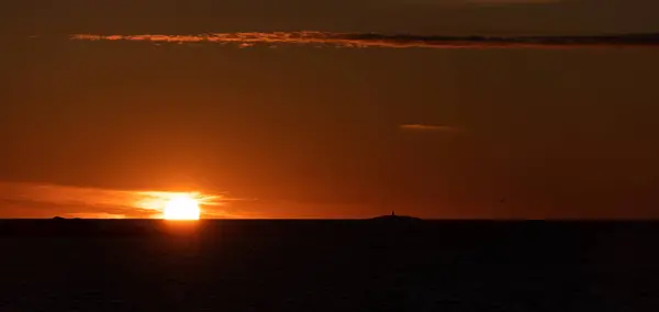 Slunce Zapadá Oceánu Ostrůvky Majákem Obzoru — Stock fotografie
