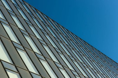 Yeni inşa edilmiş büyük bir ofis binasının pencereleri.