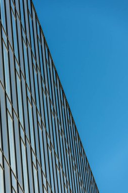 Yeni inşa edilmiş büyük bir ofis binasının pencereleri.