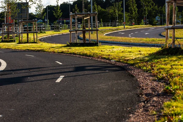 Virajlı bisiklet ve yürüyüş yolu.