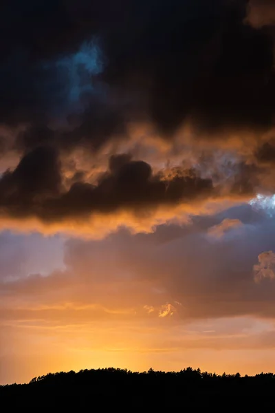 Fantástico Atardecer Con Nubes Oscuras Coloridas —  Fotos de Stock