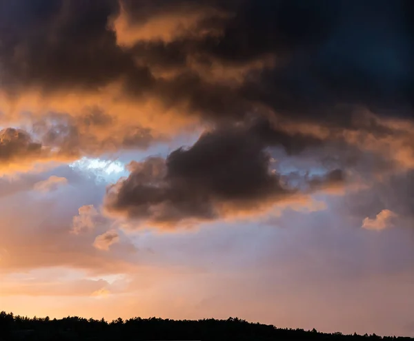 Fantastische Zonsondergang Met Donkere Kleurrijke Wolken — Stockfoto