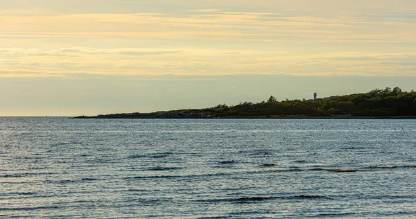 Silhuett Liten Halvö Med Fyr — Stockfoto