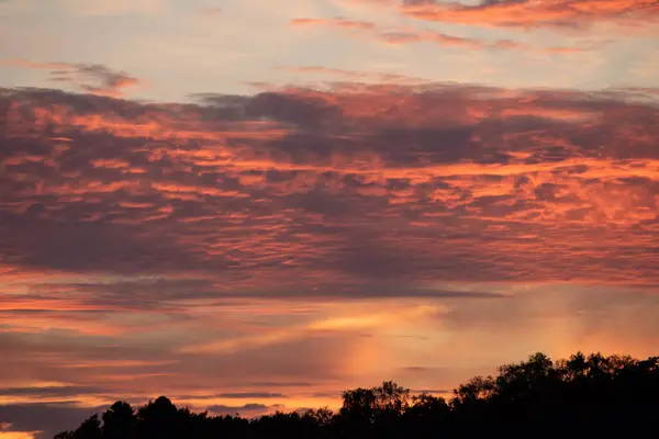 Nubes Rojas Iluminadas Por Sol Atardecer —  Fotos de Stock