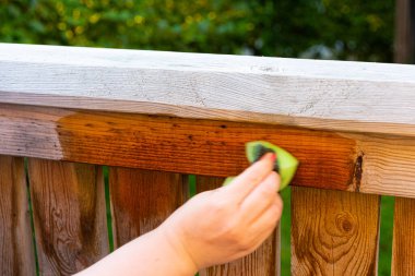 Ahşap korkulukların küf kalıplarını yıkamak.