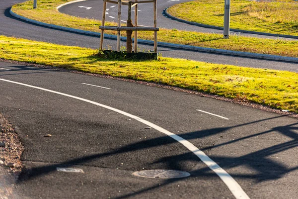弯弯曲曲的自行车和走在路上的小径 — 图库照片