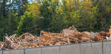 Tahta paletler geri dönüşüme hazır..