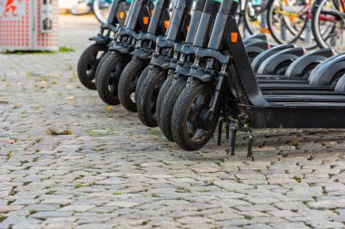 Arka arkaya birçok elektrikli kickbike kiralanır.