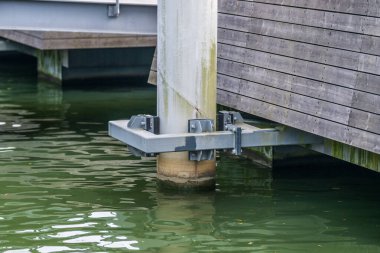 İskele destek sütunu çelik kirişler ve cıvatalarla