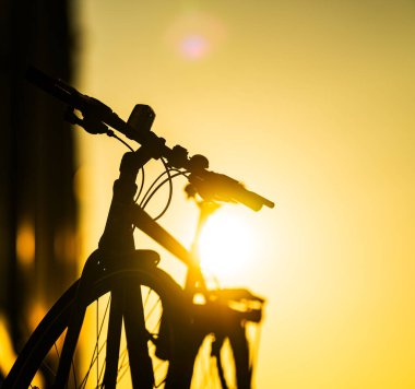 Park halindeki bisiklette gidon ve güneş ışığı