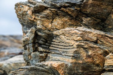 Değişik dokulara sahip katmanlı tortul kayaların yakın çekimi