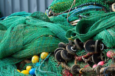 Depoda yeşil balıkçı tekneleri