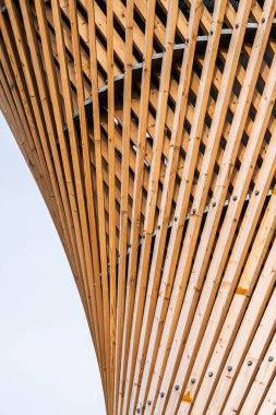 Tahta kalaslardan yapılmış kuleyi görüyorum.