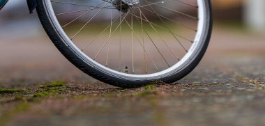 Tekerlek patlak, yakın plan.