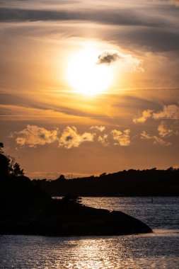Deniz kıyısındaki adaların ardında güneş batıyor