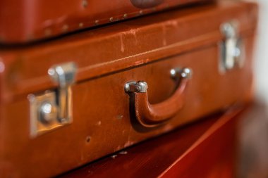 Yığınla eski bavul.