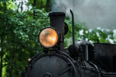 Detaylı far ve eski buhar makinesinin bacası