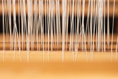 Geleneksel ahşap dokuma tezgahında ipliklerin yakınlaştırılması