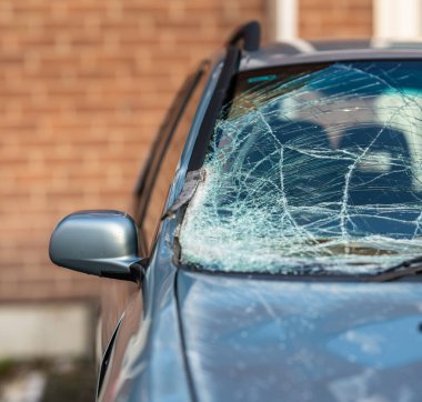 Kırık bir mavi arabanın ön camı