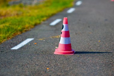 Kırmızı ve beyaz trafik konisi bir yarış pistinde