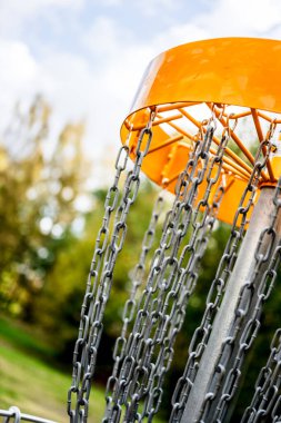 Ormandaki bir golf sahasındaki disk hedefi