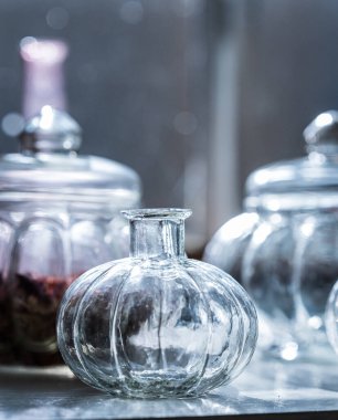 Mutfak tezgahında güneş ışığı dolu kavanozlar.