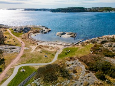 Deniz kenarındaki kayalık sahil parkının havadan görünüşü