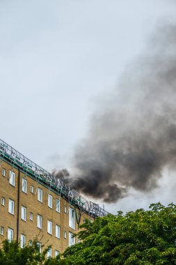 Şehrin çatısından siyah duman bulutu yükseliyor.