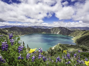 Quilotoa, Ekvador krater kenarında Quilotoa gölüne bakan güzel panoramik sahne