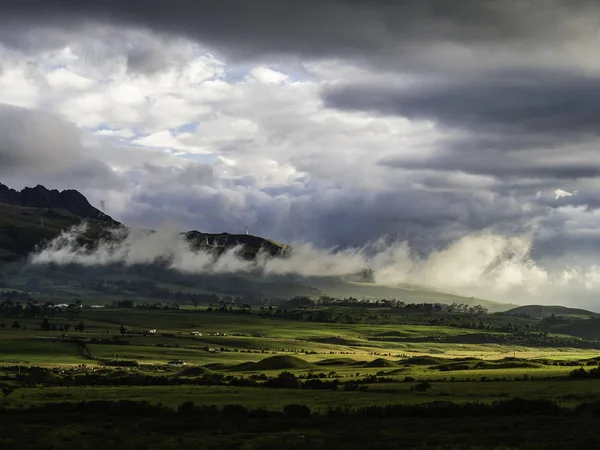 Cotopaxi Milli Parkı'nın güzel gün batımı manzarası, Ekvador