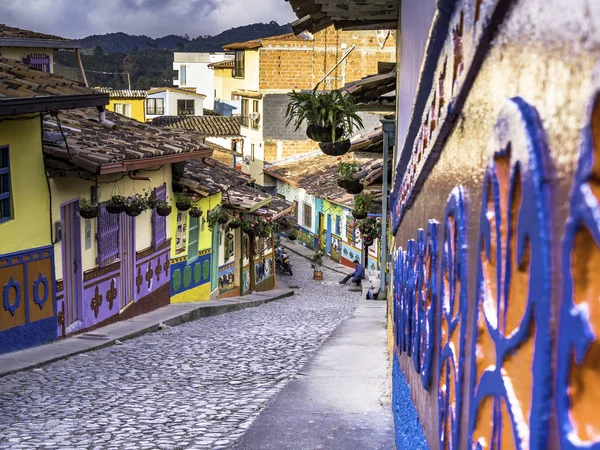 Guatape, Colômbia - 12 a 19 de janeiro - Casas coloridas no centro da cidade de Guatape, Colômbia — Fotografia de Stock