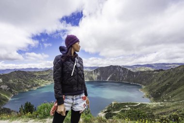Quilotoa, Ekvador krater kenarında Quilotoa gölüne bakan güzel panoramik sahne