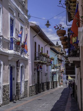 Quito, Ekvador, 14 Mart 2019: Quito tarihi merkezinde ünlü Calle de la Ronda güzel sokak görünümü