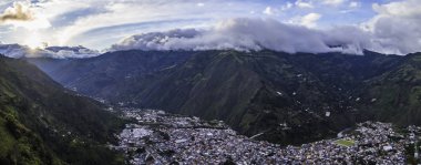 Banos Ekvador dağların tepesinden güzel panoramik siluet