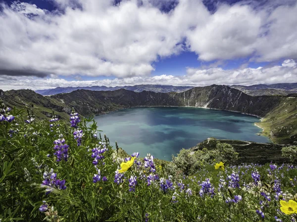 エクアドル、キロトアのクレーターリムにあるキロトア湖を見下ろす美しいパノラマ風景 — ストック写真