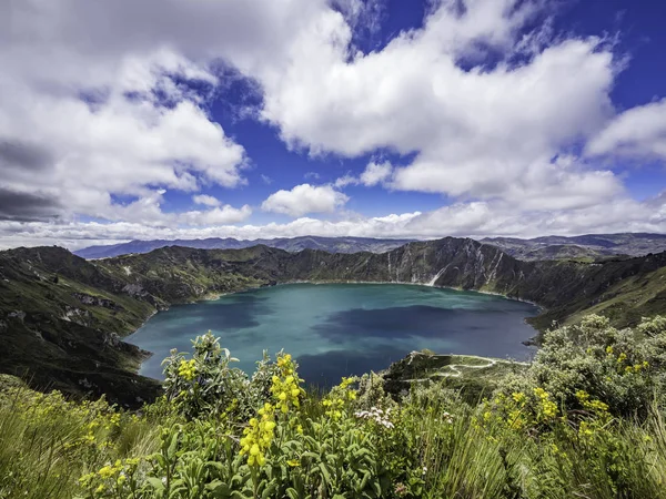 Bellissimo scenario panoramico con vista sul lago Quilotoa al bordo del cratere a Quilotoa, Ecuador — Foto Stock