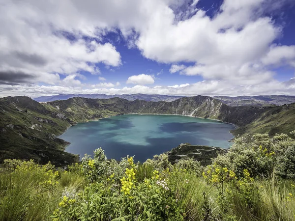 Bellissimo scenario panoramico con vista sul lago Quilotoa al bordo del cratere a Quilotoa, Ecuador — Foto Stock