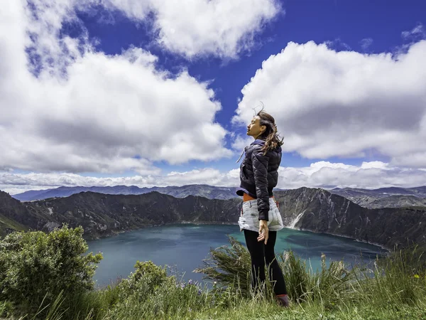 Quilotoa Gölü, Ekvador 'da manzaranın tadını çıkaran kadın.