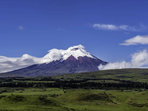 Güzel bir günde Cotopaxi Volkanı'nın güzel manzaralı manzarası, Ekvador
