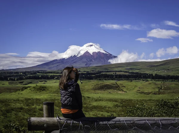 Viajante desfrutando da bela paisagem do vulcão Cotopaxi em um belo dia — Fotografia de Stock