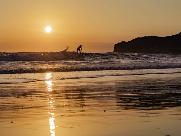 Surfer Montanita Ekvador güzel bir günbatımı sörf zevk