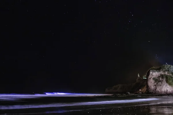 Ekvador Güney Amerika'da Pasifik Okyanusu kıyısında görülen parlayan biyolüminesans dalgalar