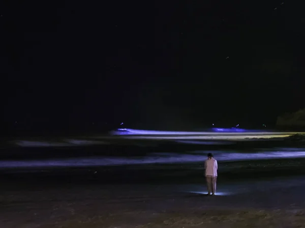 Ekvador Güney Amerika'da Pasifik Okyanusu kıyısında görülen parlayan biyolüminesans dalgalar